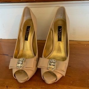 Nina shoes ELKE in powder size 8